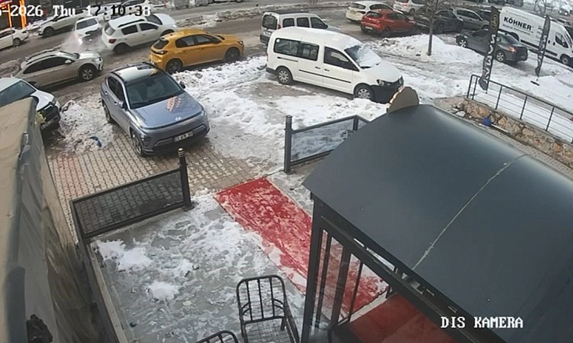 Elazığ'da kaza anı güvenlik kamerasına yansıdı