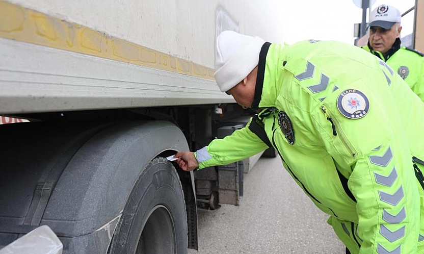 Elazığ'da kış lastiği takmayan sürücülere 5 bin 856 lira ceza