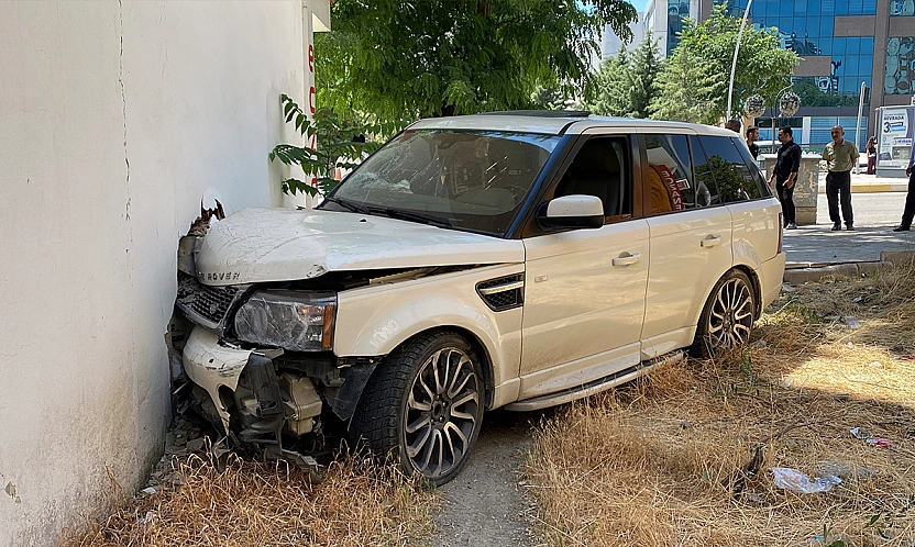 Elazığ'da kontrolden çıkan cip yayaya çarptı: 2 Yaralı