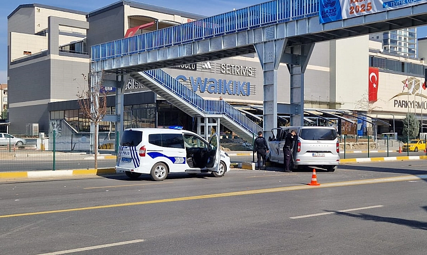 Elazığ'da kontrolden çıkan otomobil korkuluklara çarptı: 2 yaralı