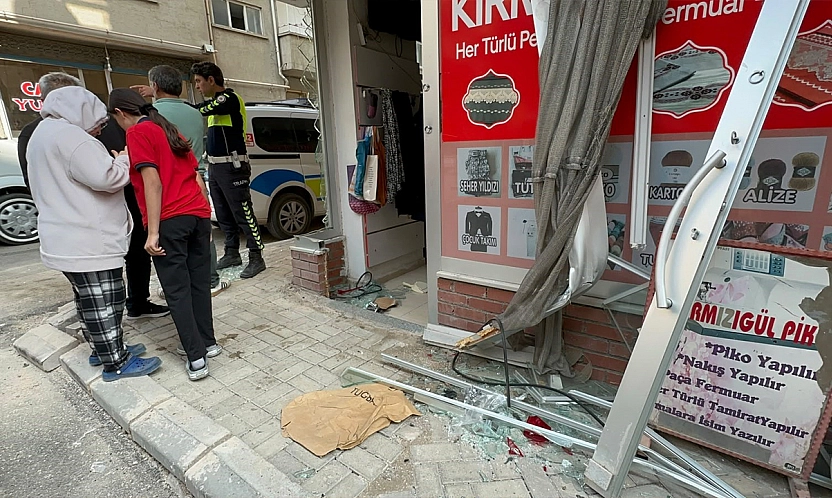 Elazığ'da korkutan kaza: Taksi terzi dükkanına girdi