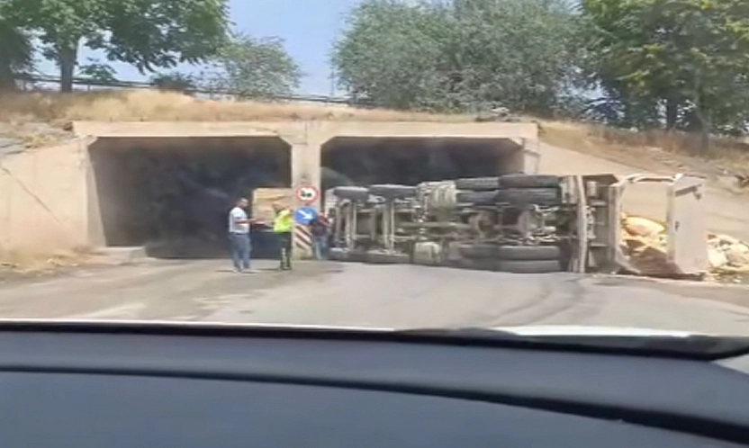 Elazığ'da korkutan kaza: Tır devrildi