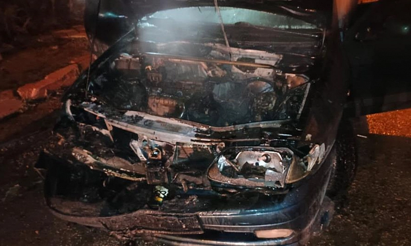 Elazığ'da korkutan yangın: Araç alevlere teslim oldu