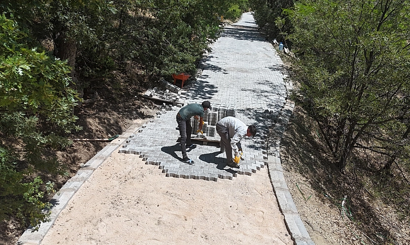 Elazığ'da köy yolları modern görünüme kavuşuyor