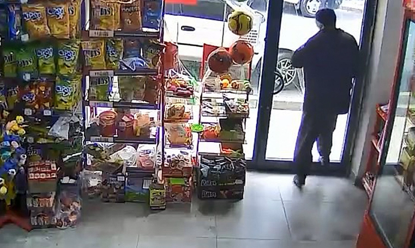 Elazığ'da market çıkışında ilginç anlar: Cam kapıyı fark etmeyen kişi kafasını çarptı