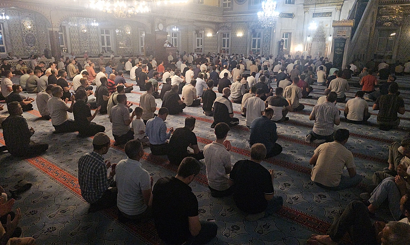 Elazığ'da Mevlid Kandili'nde binlerce vatandaş camilere akın etti