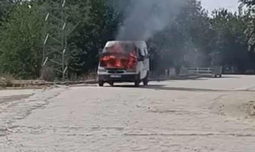 Elazığ'da minibüs alevlere teslim oldu