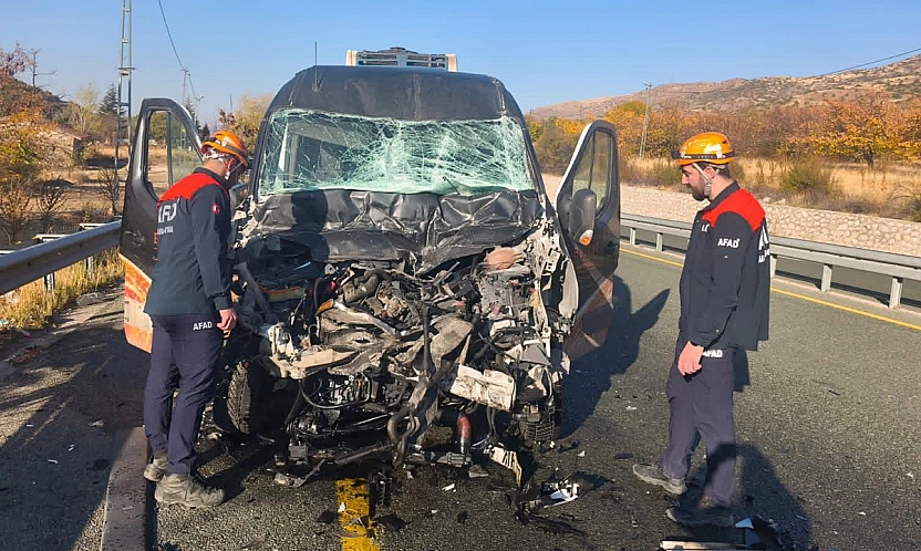 Elazığ'da minibüs ile kamyon çarpıştı!