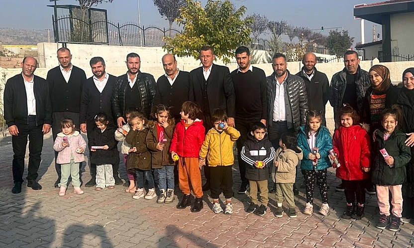 Elazığ'da minikler, şoförlerin gününü kutladı