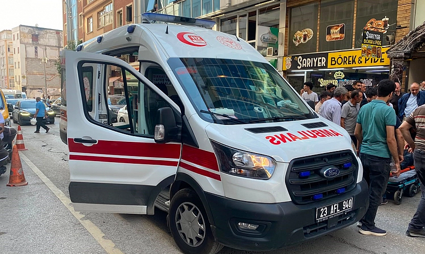 Elazığ'da motosiklet otomobile çarptı: Mağazaya daldı