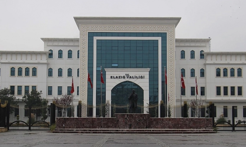 Elazığ'da motosiklet ve motorlu kuryelere kar engeli