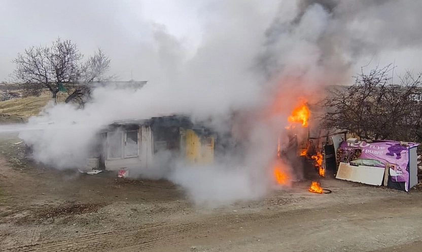 Elazığ'da odunluk deposunda çıkan yangın kısa sürede söndürüldü