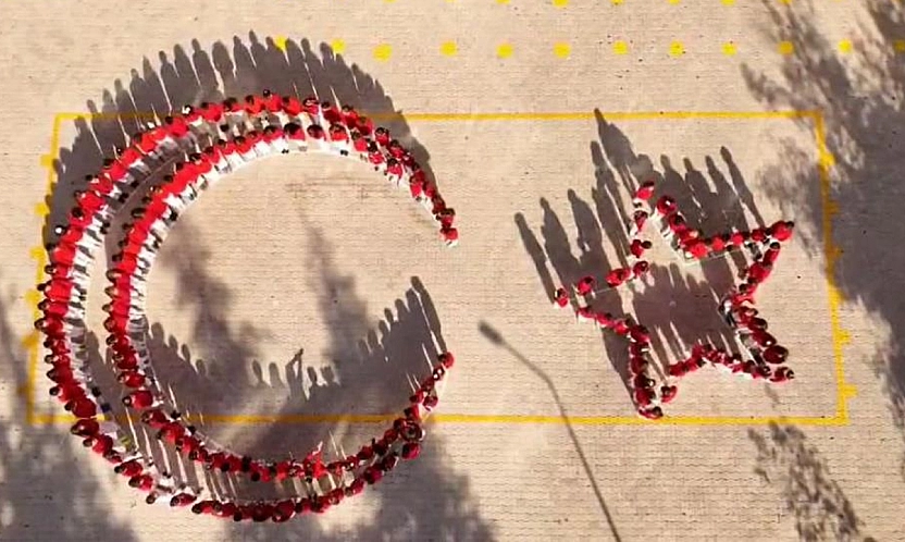 Elazığ'da öğrencilerden gururlandıran Ay Yıldız koreografisi