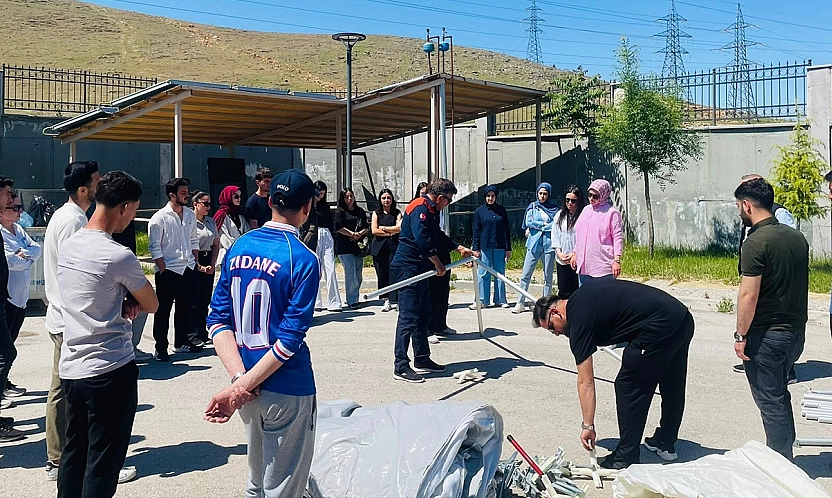 Elazığ'da öğrencilere çadır kurma ve yangın eğitimi