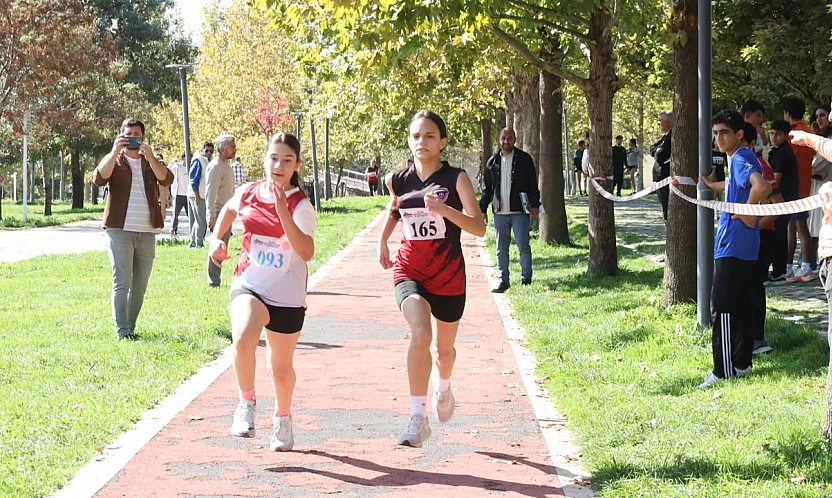 Elazığ'da okul sporları heyecanı: oryantiring, kros ve dart müsabakaları tamamlandı
