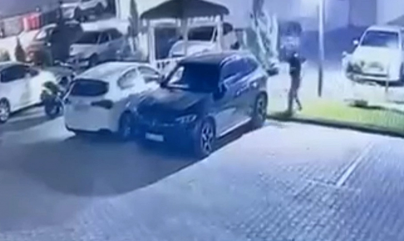 Elazığ'da pes dedirten olay! Aracın camını kırdılar