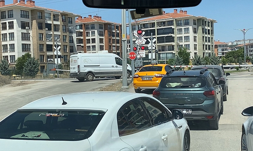 Elazığ'da raylarda ölüme davet