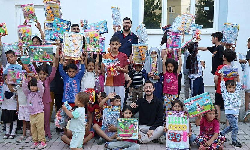 Elazığ'da Rojin Kabaiş anısına, çocuklara oyuncak dağıtıldı