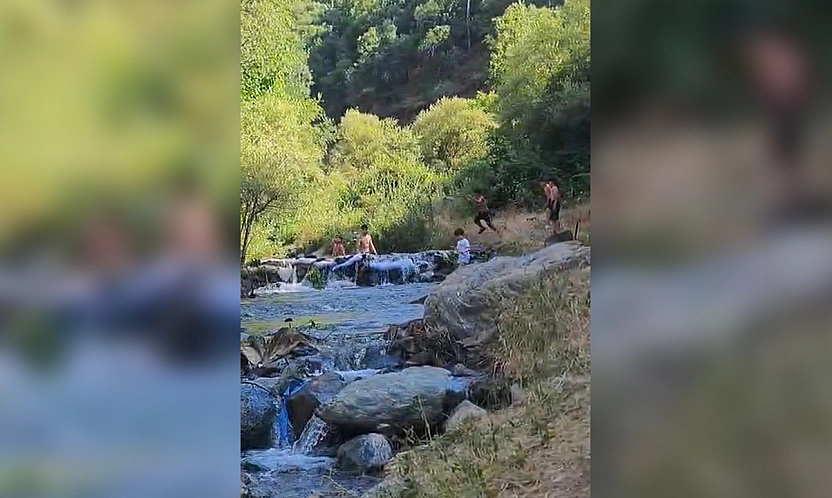 Elazığ'da sıcaklara doğal çözüm: Çocuklara dereden yüzme havuzu