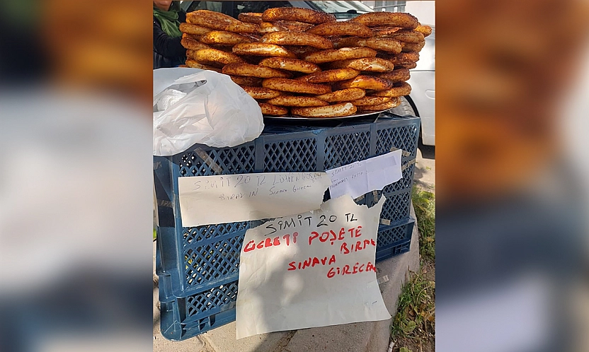 Elazığ'da simitçi sınava gitti, satışı müşteriye bıraktı
