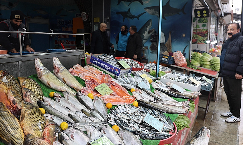 Elazığ'da soğuk hava balık tezgahlarına ilgi artırdı