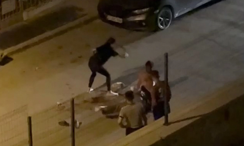 Elazığ'da Sokak Ortasında Kavga: Kadın Sopayla Vurdu