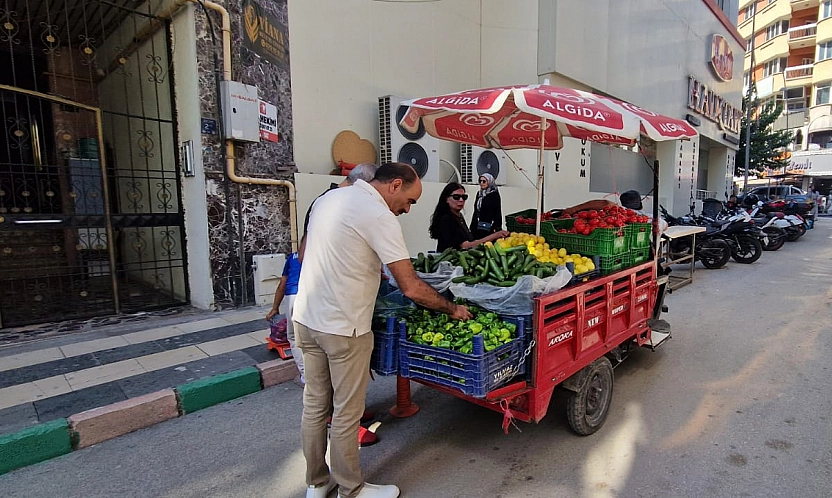 Elazığ'da sokak tezgahında sebze fiyatları dikkat çekiyor