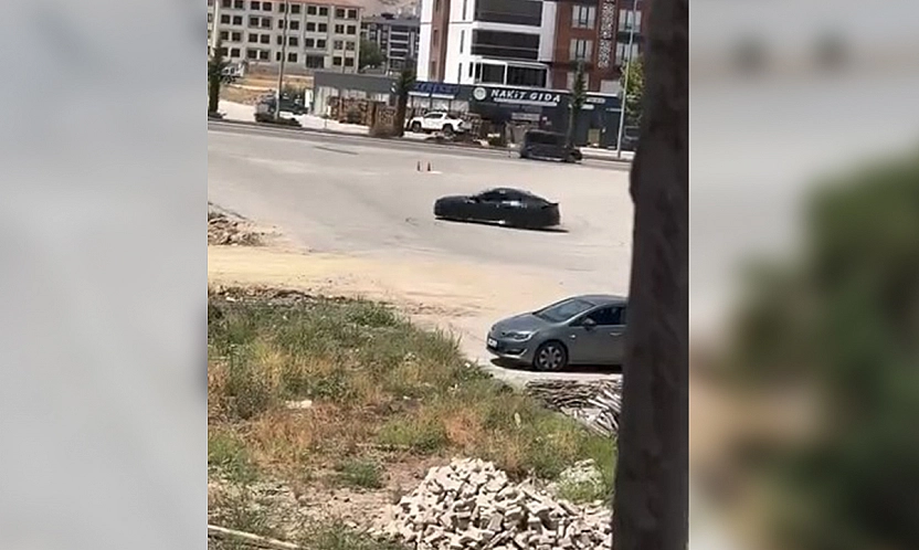 Elazığ'da sürücüler drift atmaya devam ediyor