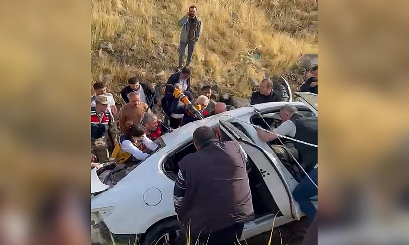 Elazığ'da takla atan araçta can pazarı: 3 yaralı
