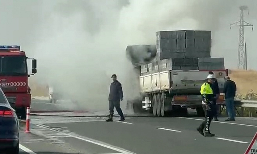 Elazığ'da tır alev aldı