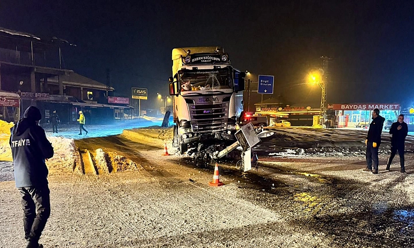 Elazığ'da tır buzlanma nedeniyle refüje çıktı: 1 Yaralı
