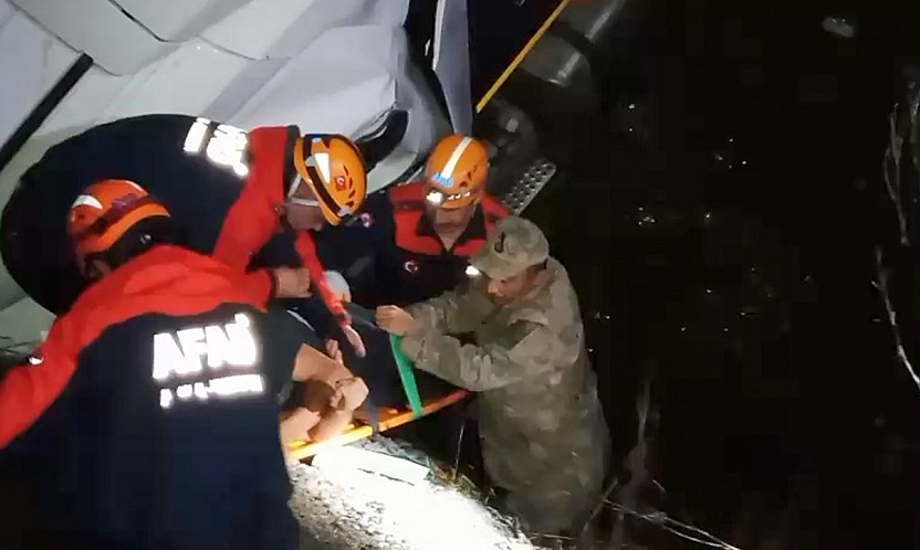 Elazığ'da tır şarampole uçtu: 2 yaralı
