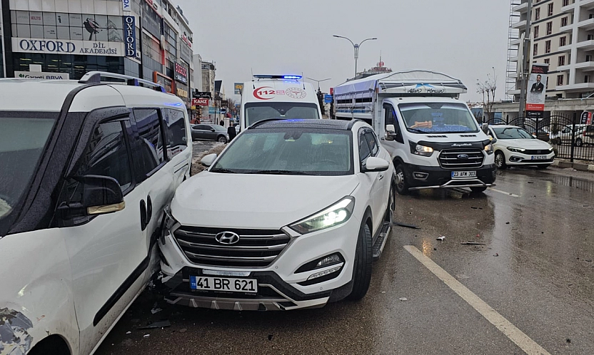 Elazığ'da trafik kazası: 3 araçta maddi hasar oluştu