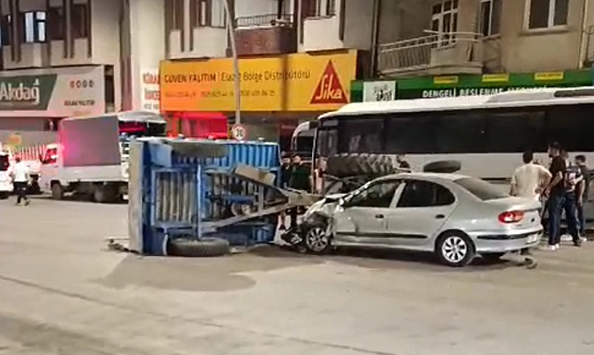 Elazığ'da traktör ve otomobil çarpıştı: 2 Yaralı