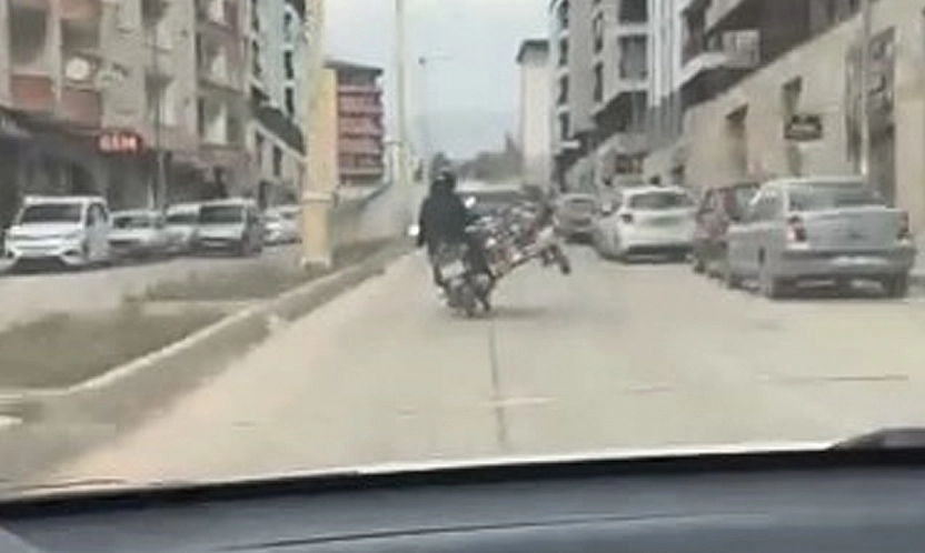 Elazığ'da tüp taşıyan motosiklet sürücüsünden tehlikeli yolculuk