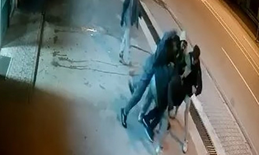 Elazığ'da vahset anlar: 4 kişi 4 kişi 1 kişiye saldırdı biri şahsın kulağı ısırarak kopardı