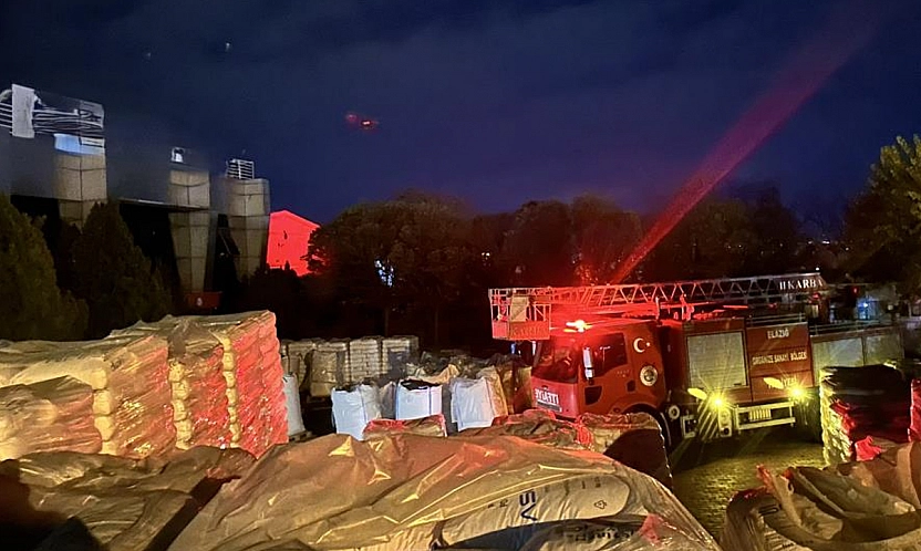 Elazığ'da yalıtım fabrikasında çıkan yangında 16 kişi dumandan etkilendi