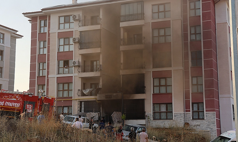 Elazığ'da yangın paniği! 16 kişi kurtarıldı, 12 kişi dumandan etkilendi