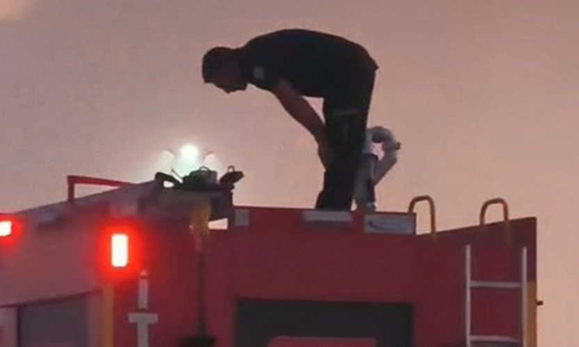 Elazığ'da yangını söndüren itfaiyeci, vakit geçmeden araç üstünde namaz kıldı