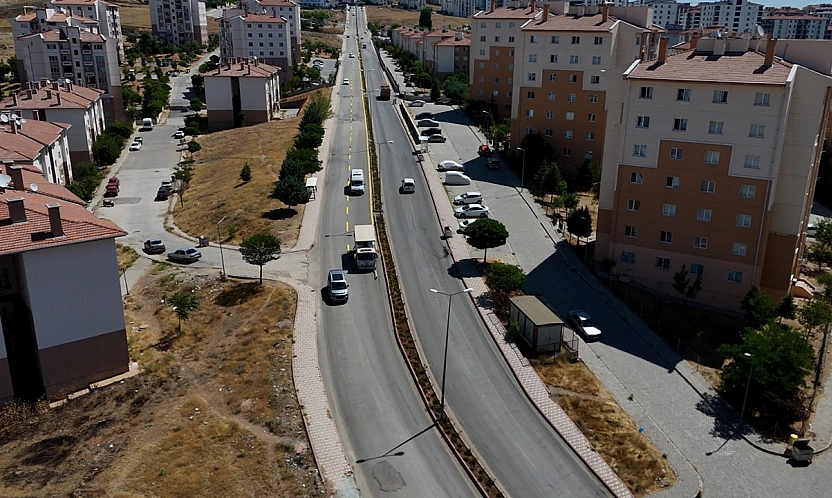 Elazığ'da yenilenen yollarda yol çizgi çalışması