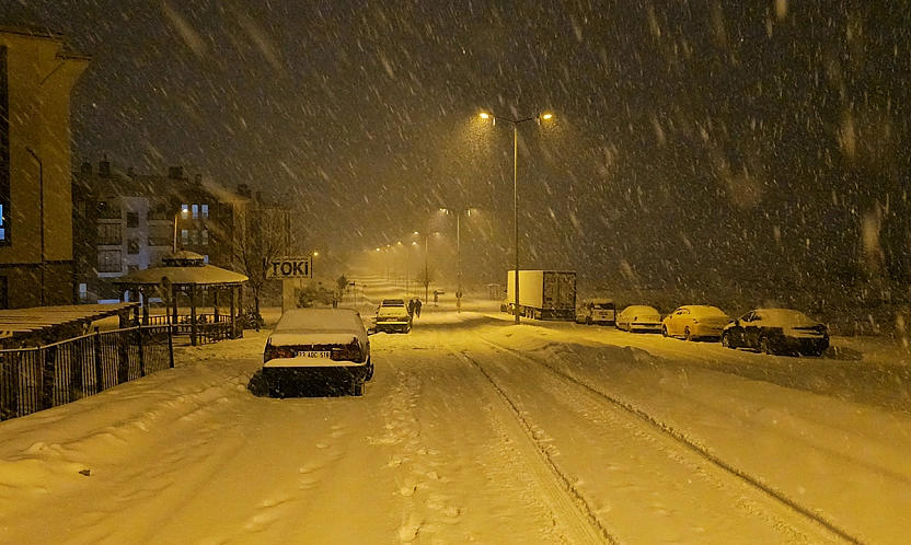 Elazığ'da yoğun kar yağışı gece boyunca etkili oldu