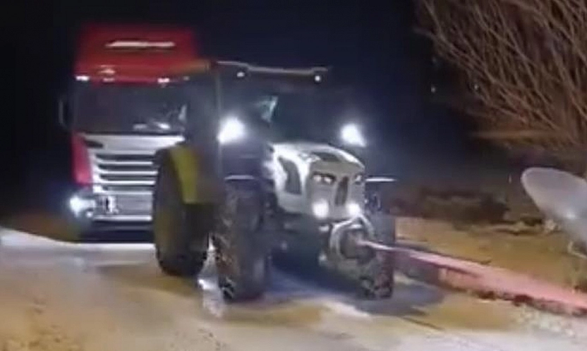 Elazığ'da yolda kalan tır için konvoy seferber oldu