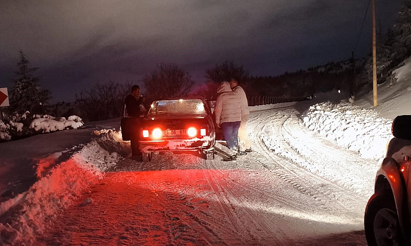 Elazığ'da yolda mahsur kalan vatandaşın yardımına Belediye ekipleri yetişti