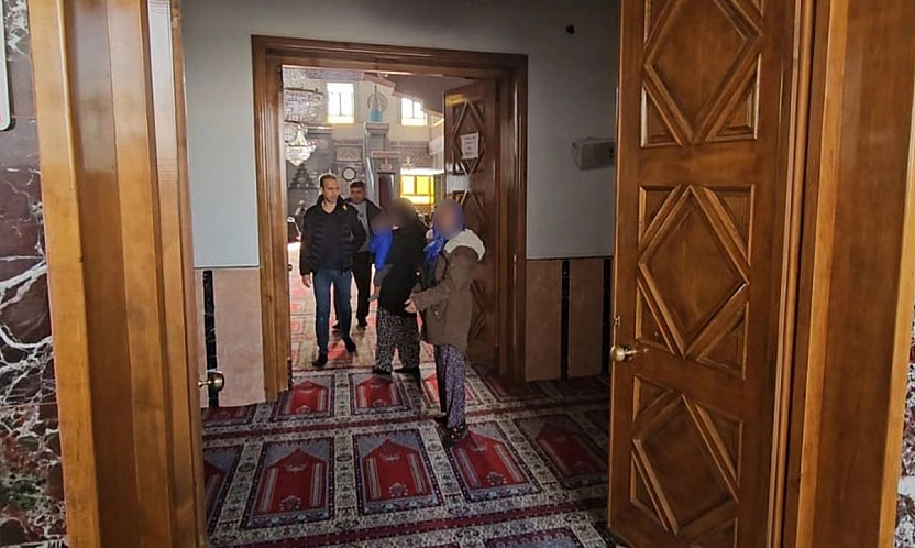 Elazığ'da zabıtayı gören kadın dilenciler cuma namazına başladı