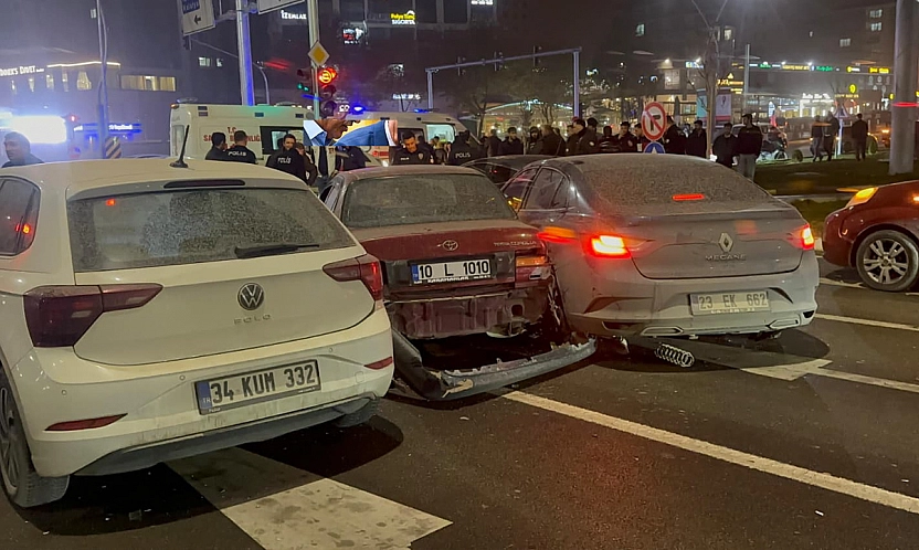 Elazığ'da Zincirleme Kaza: 4 Yaralı, 7 Araçta Hasar