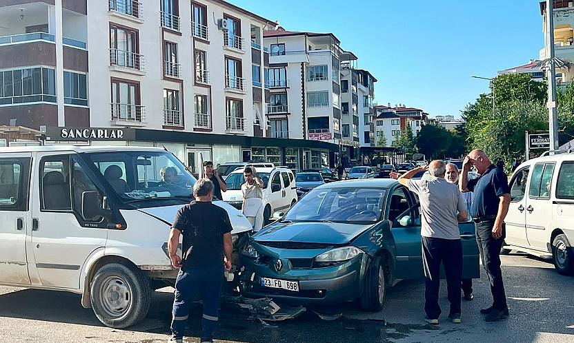 Elazığ'da zincirleme kaza: Motosiklet çarpan kadın yaralandı
