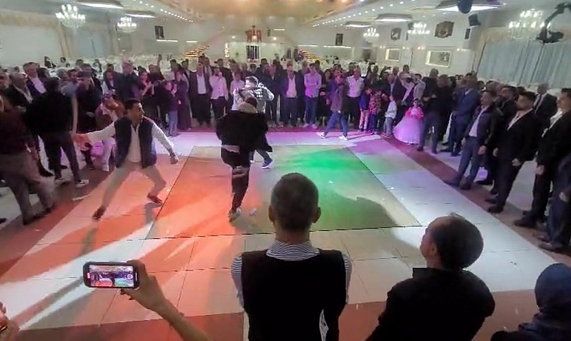 Elazığ düğününde tura oyunu: Birbirlerinin sırtına vurarak oynandı