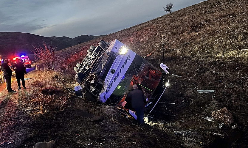 Elazığ firmasına ait yolcu otobüsü devrildi: 2 ölü, 21 yaralı