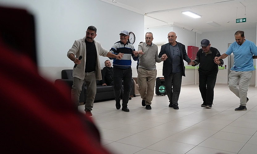 Elazığ huzurevi sakinleri Bayburt ziyaretinde coşkulu bir akşam yaşadı