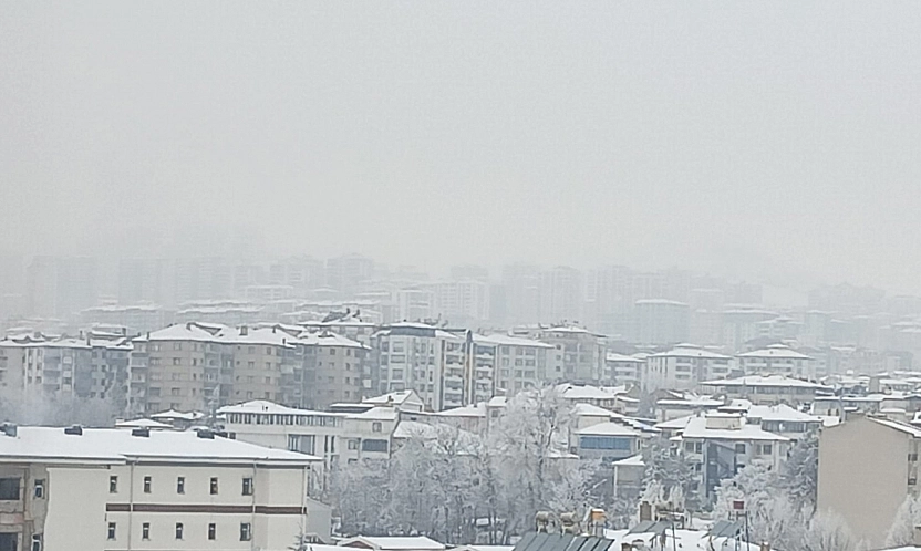 Elazığ'ın yüksek kesimlerini sis kapladı
